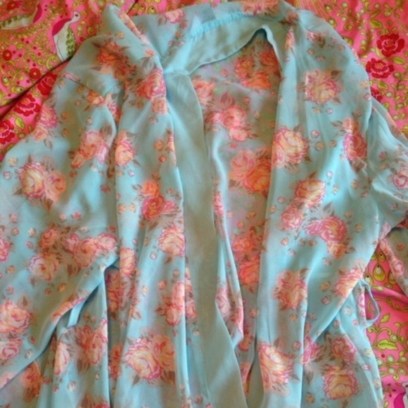 Yours Clothing Other - Beautiful Blue Robe With Roses